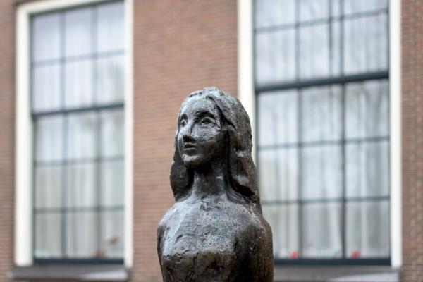 anne frank statue 2
