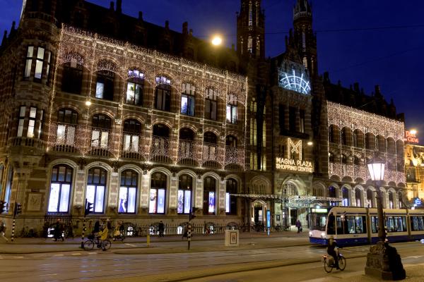 magna plaza night